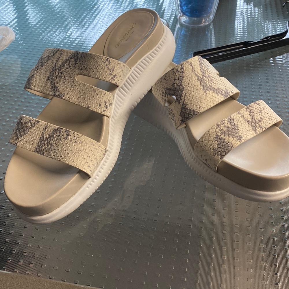 Cole Haan Women's 2.Zerogrand Slotted Slide Sandal/Snakeskin Pattern Size 9